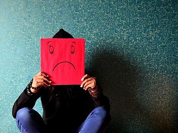 Wie bei der Midlifecrisis zählen Stress, Angst, Stimmungsschwankungen und Unsicherheit, zu den Anzeichen einer Quarterlifecrisis. Diese Sinnkrise erleben jedoch Menschen im Alter von 20 bis 29, insbesondere während oder nach einer Ausbildung oder einem Studium. Bild: pixabay.com/PDPics