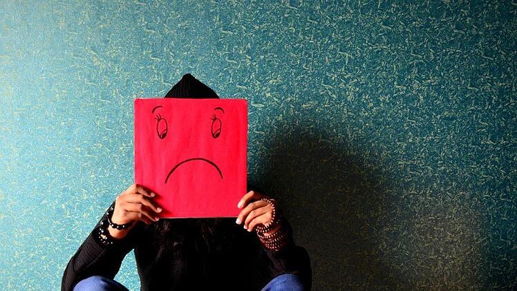 Wie bei der Midlifecrisis zählen Stress, Angst, Stimmungsschwankungen und Unsicherheit, zu den Anzeichen einer Quarterlifecrisis. Diese Sinnkrise erleben jedoch Menschen im Alter von 20 bis 29, insbesondere während oder nach einer Ausbildung oder einem Studium. Bild: pixabay.com/PDPics