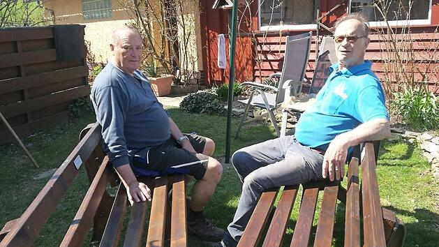 Nach getaner Arbeit freuten sich die Vorsitzenden Hans Heinlein (rechts) und Ingbert Weigelt &uuml;ber das gelungene Werk.  Foto: K.- H. Hofmann