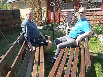 Nach getaner Arbeit freuten sich die Vorsitzenden Hans Heinlein (rechts) und Ingbert Weigelt über das gelungene Werk.  Foto: K.- H. Hofmann