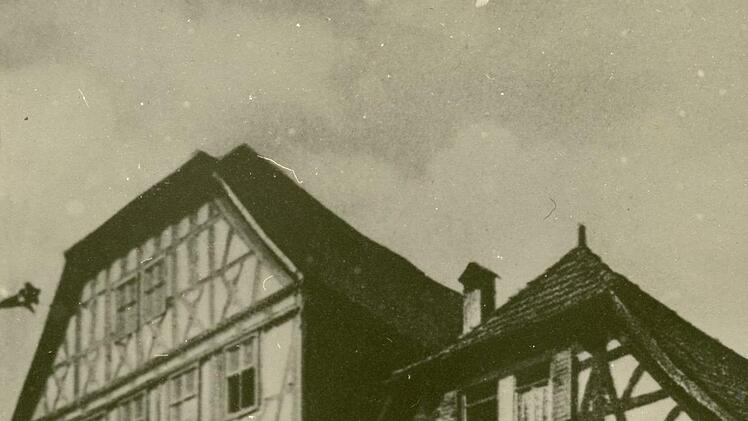 Das Gasthaus Schwarzer Adler (rechts) und das Krug-Haus. Repro: Josef Parsch