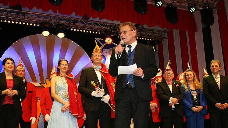 Bürgermeister Wolfgang Beiergrößlein bei seiner letzten Rede als Schirmherr der Kroniche Fousanaocht. Foto: Maria Löffler