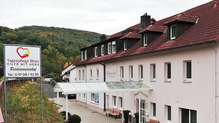 Wird die Bockleter Stellplatz-Verordnung angepasst? Nach aktuell gültiger Vorschrift fehlen dem Biedermeierhof für seine neue Nutzung noch 13 Stellplätze. Foto: Sigismund von Dobschütz