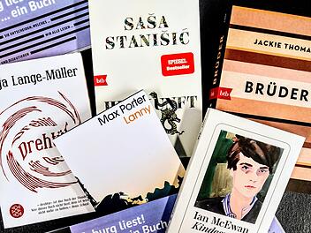 Fünf Romane standen zur Auswahl bei "Coburg liest!"...ein Buch. Die Mehrheit der Literatur-Fans votierte für "Herkunft" von Saša Stanišic.Foto: Jochen Berger