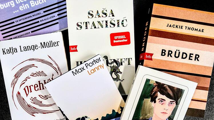 Fünf Romane standen zur Auswahl bei "Coburg liest!"...ein Buch. Die Mehrheit der Literatur-Fans votierte für "Herkunft" von Saša Stanišic.Foto: Jochen Berger