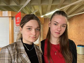 Margerita (17, links) und Kate (16)  wollen bald ihren Schulabschluss machen. Sie können sich vorstellen, in Deutschland zu studieren. Margerita will danach wieder in die Ukraine zurückkehren. Foto: Charlotte Wittnebel-Schmitz