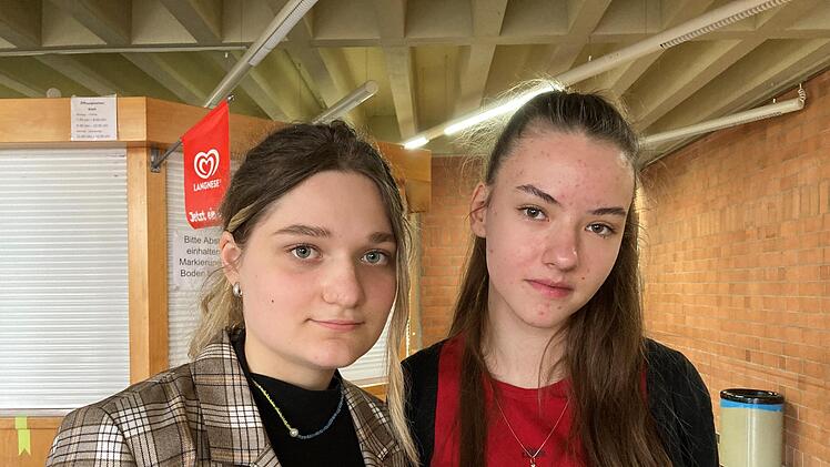 Margerita (17, links) und Kate (16)  wollen bald ihren Schulabschluss machen. Sie können sich vorstellen, in Deutschland zu studieren. Margerita will danach wieder in die Ukraine zurückkehren. Foto: Charlotte Wittnebel-Schmitz