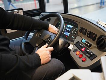 Busfahrer gerät ohne Führerschein in Polizeikontrolle