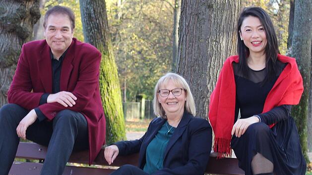 Die Sopranistin Xiao Liu, die Pianistin Marina Palmer und der Sprecher Rainer Denk (v.r.) gestalten den Abend.