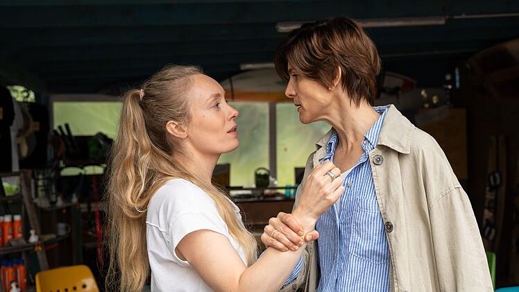 Alrike Momsen (Christina Hecke, rechts) und Reela Linnewever (Katharina Heyer) sind sich nicht gr&uuml;n. Hat ihr Vater Dr. Momsen Reela, der er viel Geld f&uuml;r ihr S&eacute;ancen zahlte, irgendetwas verraten, das sie wissen sollte?