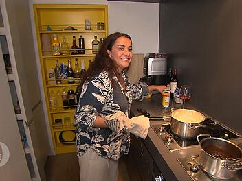 Trotz Hektik beh&auml;lt Turina bei der Hauptspeise den &Uuml;berblick &uuml;ber ihre Pfannen und T&ouml;pfe.