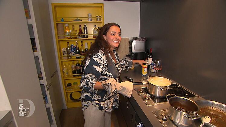 Trotz Hektik beh&auml;lt Turina bei der Hauptspeise den &Uuml;berblick &uuml;ber ihre Pfannen und T&ouml;pfe.