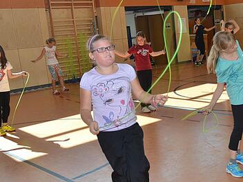 Sie haben Spaß beim Seilspringen. Auch wenn es mal nicht so klappt, wird weiter gemacht und neu begonnen.  Foto: Karl-Heinz Hofmann