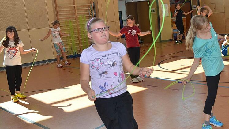 Sie haben Spaß beim Seilspringen. Auch wenn es mal nicht so klappt, wird weiter gemacht und neu begonnen.  Foto: Karl-Heinz Hofmann