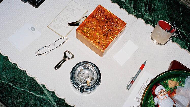 Die Momentaufnahmen von Christian Werner, die aus dem Leben von Herrn und Frau B. erzählen, bilden gleichzeitig ein Stück Wohnkultur und Lebensart der BRD ab. Fotonachweis: Christian Werner / Kunstpalais Erlangen.