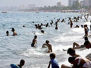 Können die Urlauber in der Türkei heute noch so sorglos plantschen, wie hier am Strand in Antalya? Foto: Tolga Bozoglu/dpa
