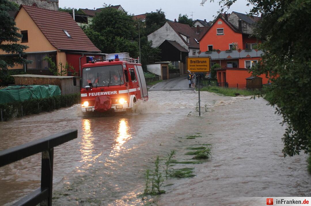 Die Kanäle und der Köhlersgrundbach konnten das Wasser nicht mehr fassen und versperrten Ortsstraße.