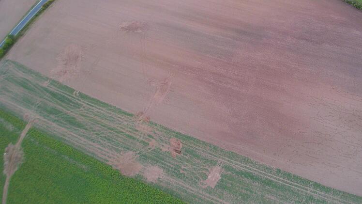 Die Suche nach Munitionsresten hat gewaltige Spuren auf den landwirtschaftlichen Flächen hinterlassen. Foto: Uli Amon