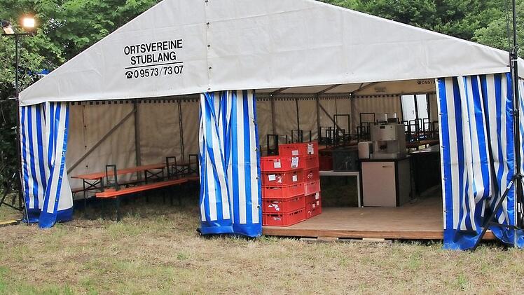 Auf einem Areal hinter der Bühne wird ein Rückzugsraum für die Künstler und Techniker entstehen. Das Zelt für das Catering steht schon.