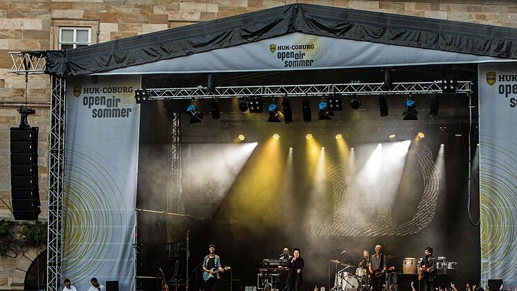 Umjubelter Auftritt: Michael Patrick Kelly fasziniert im ausverkauften Schlosshof von Tambach. Foto: Jochen Berger