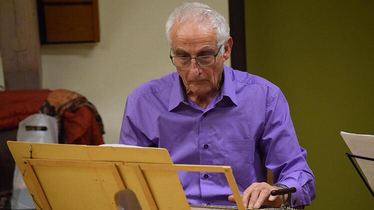 Einige der Lieder werden beim Adventskonzert auch mit der Zither begleitet. Foto: Daniela Pondelicek