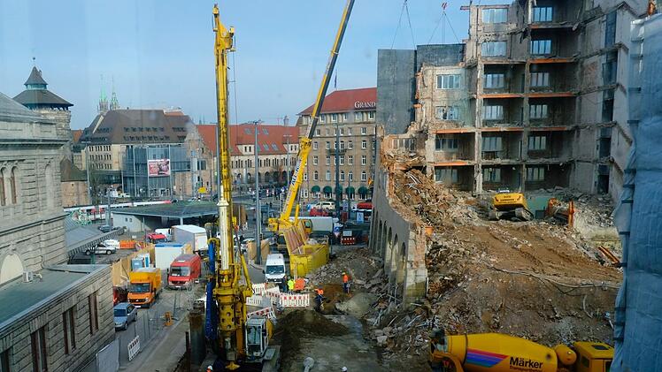 Bei Bauarbeiten am Bahnhof wird eine Bombe gefunden, das Gebiet geräumt. Es dürfte nicht der letzte Fall gewesen sein: "Die Wahrscheinlichkeit ist hoch". Foto: Nikoals Pelke