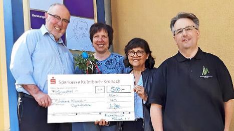 Mit Vorstandsmitglied Wolfgang Simon (l.) &uuml;bergaben die Vorsitzenden der Kolpingsfamilie Birgit Kestel (2. v. l.) und Matthias Simon (r.), die Spende an Burgunde Brauer von der Diakonie.  Foto: Kolpingsfamilie Kronach