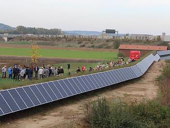 Was bei der Feierlichkeit für die Anwesenden nicht zu sehen war, sind die Dimensionen der Solaranlage auf der dem Bahndamm zugekehrten Seite des Lärmschutzwalls. Foto: Markus Häggberg