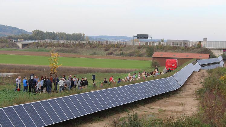 Was bei der Feierlichkeit für die Anwesenden nicht zu sehen war, sind die Dimensionen der Solaranlage auf der dem Bahndamm zugekehrten Seite des Lärmschutzwalls. Foto: Markus Häggberg