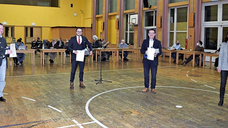 Stadtratsmitglieder, die dem Gremium nicht mehr angehören, wurden bei der letzten Sitzung des Jahres verabschiedet. Im Bild (von links) Christian Macion, Benedikt Vonbrunn und Mathias Heppner mit Bürgermeisterin Christine Frieß  Fotos: Dieter Radziej