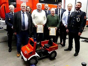 Zwei neue Ehrenmitglieder und einen neuen Vorsitzenden hat die Feuerwehr Trebgast. Unser Bild zeigt (von rechts) Kommandanten Christian Diersch, Johannes Purucker, Dominik Träger, Rainer Lauterbach, René Vogel, Günther Weigel, Kathrin Weigel, Bürg...