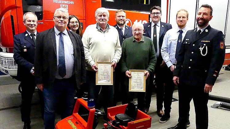 Zwei neue Ehrenmitglieder und einen neuen Vorsitzenden hat die Feuerwehr Trebgast. Unser Bild zeigt (von rechts) Kommandanten Christian Diersch, Johannes Purucker, Dominik Träger, Rainer Lauterbach, René Vogel, Günther Weigel, Kathrin Weigel, Bürg...