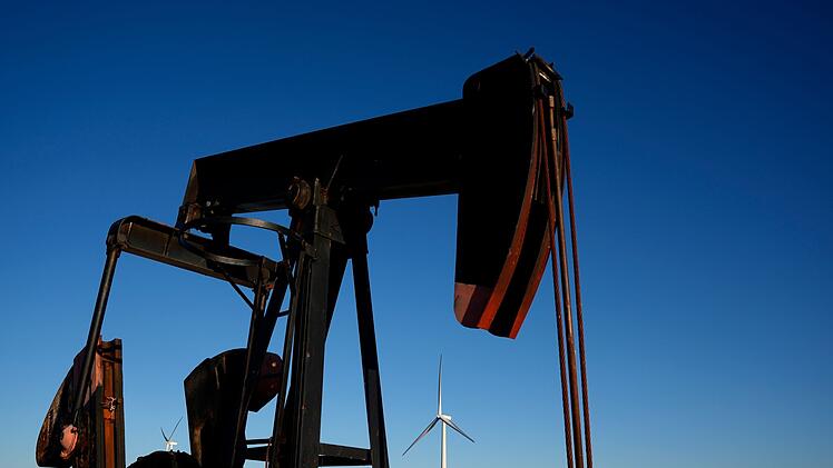 Das Verbrennen von Öl befeuert die Erderhitzung