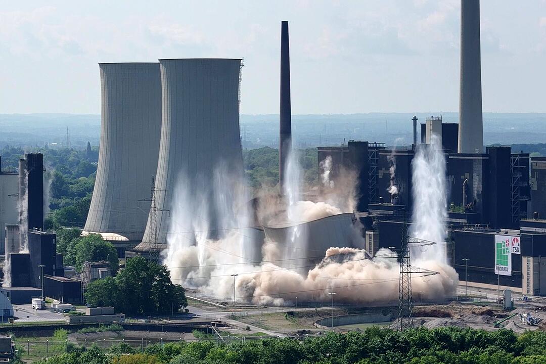 Sprengung von zwei 114 Meter hohen K&uuml;hlt&uuml;rmen