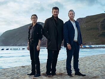 Kommissarin Merc&eacute;des Navarro (Mercedes M&uuml;ller) und ihr Kollege Kommissar Adr&iacute;an Martin&eacute;z (Dirk Borchardt, rechts) bekommen mit Hauptkommissar David Acosta (Michael Epp) einen neuen Chef. Gemeinsam ermitteln sie im Fall einer ermordeten Einheimischen in und um Santiago de Compostela.