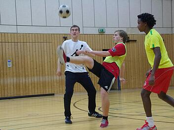 Beim Mitternachtssport kann auch Fußball gespielt werden. Es gibt allerdings noch viel mehr Möglichkeiten. Foto: Archiv/Marco Meißner