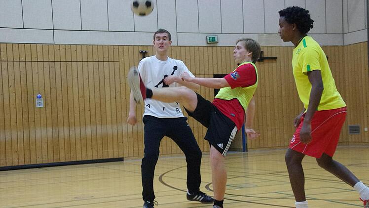 Beim Mitternachtssport kann auch Fußball gespielt werden. Es gibt allerdings noch viel mehr Möglichkeiten. Foto: Archiv/Marco Meißner