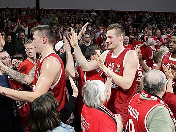 Daniel Theis, Leon Radosevic und Darius Miller (v. l.) genossen nach der Galavorstellung das Abklatschen mit den begeisterten Fans. Foto: sportpress