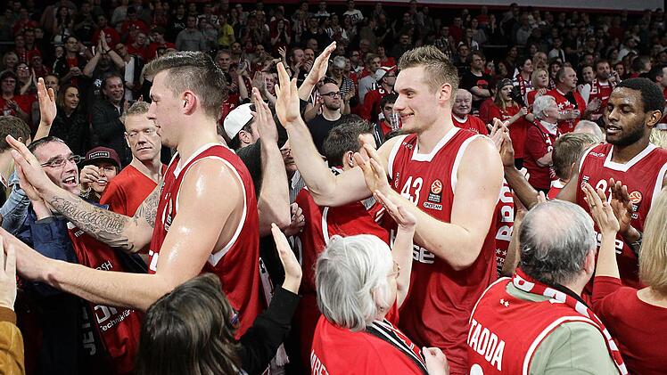 Daniel Theis, Leon Radosevic und Darius Miller (v. l.) genossen nach der Galavorstellung das Abklatschen mit den begeisterten Fans. Foto: sportpress