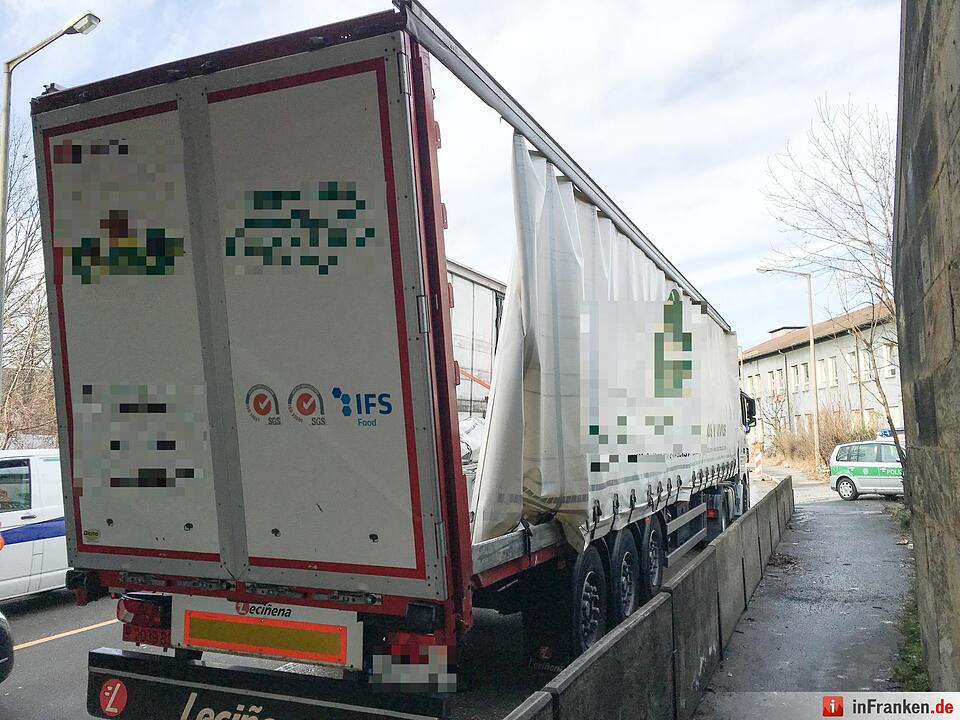 Lkw bleibt unter Brücke in Nürnberg hängen
