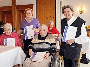 Die f&uuml;r ihre langj&auml;hrige Zugeh&ouml;rigkeit zum VdK Hirschaid geehrten Mitglieder. Foto: privat