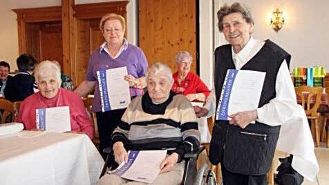 Die f&uuml;r ihre langj&auml;hrige Zugeh&ouml;rigkeit zum VdK Hirschaid geehrten Mitglieder. Foto: privat