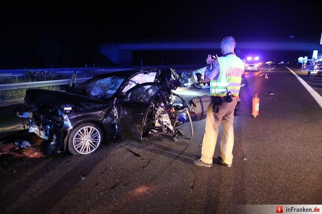 Golf rast in Unfallstelle auf A3