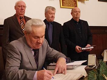 Vier Bürgern wurde die Ehrenmedaille in Silber der Stadt Kronach überreicht (v. l.): Günther Hanna, Adam Rauh, Manfred Stöcklein und Alfred Sommer. Es fehlt Gisela Baier. Fotos: Marco Meißner
