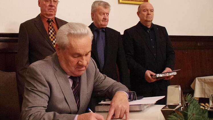 Vier Bürgern wurde die Ehrenmedaille in Silber der Stadt Kronach überreicht (v. l.): Günther Hanna, Adam Rauh, Manfred Stöcklein und Alfred Sommer. Es fehlt Gisela Baier. Fotos: Marco Meißner