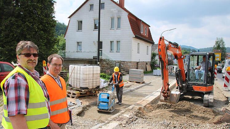 Matthias Overath vom Staatlichen Bauamt und Gerhard Schwarzer vom Ingenieurbüro Alka begutachten die Arbeiten. Foto: Ralf Ruppert