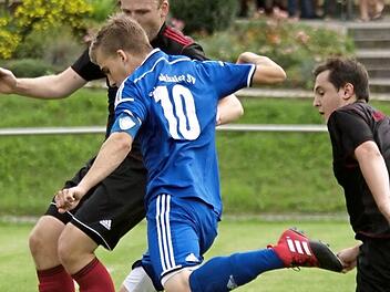 Der an diesem Tag gut aufgelegte Christopher Schaller vom Schwabthaler SV, kann von Alexander Fischer (re.) und Jens Petterich (li.) von der SpVgg Obersdorf am Torschuss gehindert werden.  Foto: Gunther Czepera