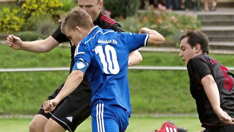 Der an diesem Tag gut aufgelegte Christopher Schaller vom Schwabthaler SV, kann von Alexander Fischer (re.) und Jens Petterich (li.) von der SpVgg Obersdorf am Torschuss gehindert werden.  Foto: Gunther Czepera