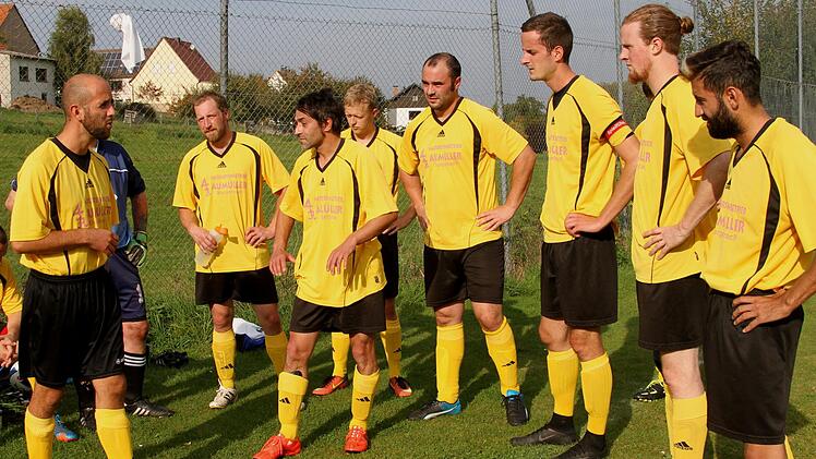 Spielertrainer Steffen Schrenker (links) gibt seinen Spielern  noch  taktische Anweisungen. Vor allem in der Schlussviertelstunde    zeigten die Dankenfelder große Moral.