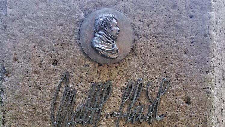 Porträt und handschriftliche Signatur auf dem Straubinger Gedenkstein zu Ehren des Geologen und Mineralogen Mathias Ritter von Flurl (1756-1823). Foto: Sigismund von Dobschütz